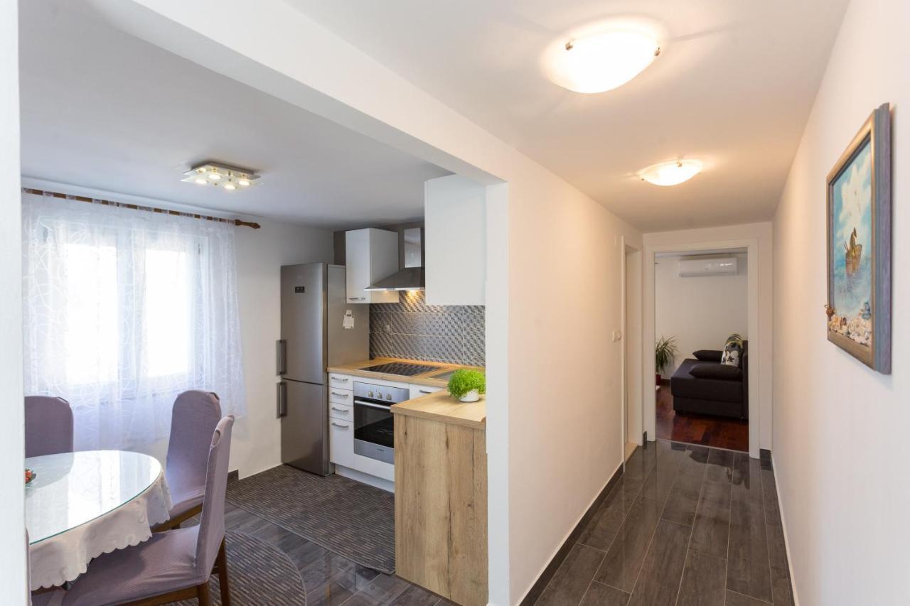 Apartments Lidija - Sea View Apartment With Exclusive Right Of Using Hot Tub Or Split Level Apartment With Exclusive Right Of Using Pool Podstrana Buitenkant foto